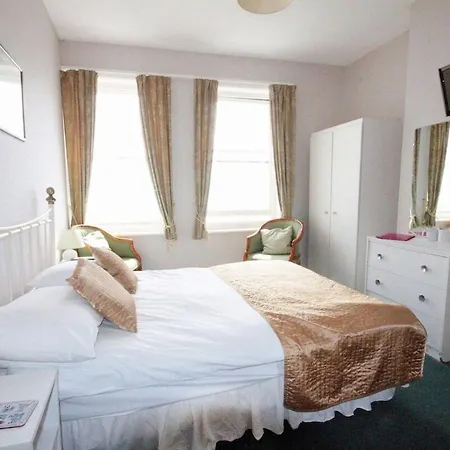 Oyo Marine Parade Hotel, Eastbourne Pier-3